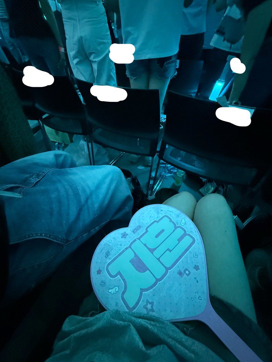 minjom_321's tweet photo. 왜 서서 보는지 아직도 잘 모르겟는 문화 https://t.co/MekBtmqXZZ