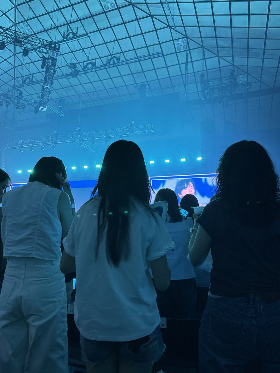 minjom_321's tweet photo. 왜 서서 보는지 아직도 잘 모르겟는 문화 https://t.co/MekBtmqXZZ