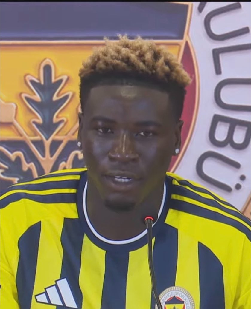 SaracogluSports's tweet photo. Kojo Peprah Oppong:

"Buraya gelmeden önce Djiku ile konuştum. Bana hiç düşünmeden Fenerbahçe'ye gitmemi söyledi.

'Fenerbahçe düşündüğünden bile daha büyük, devasa bir camia. Taraftarları harika' dedi." https://t.co/hOWwT9pYhz