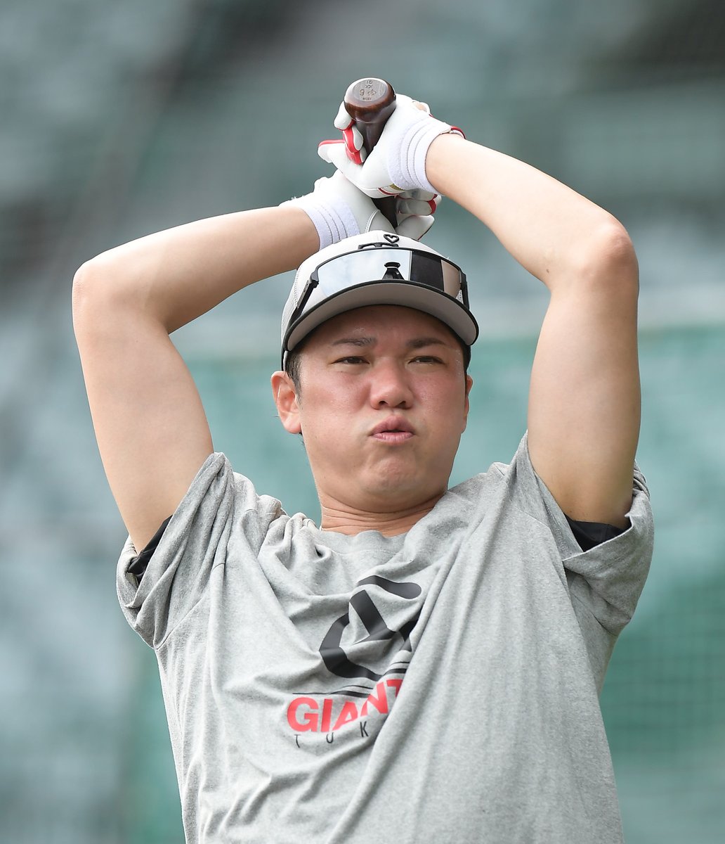 sanspo_giants's tweet photo. 【#練習風景から🏟️】　
打撃練習の前に大きく息を吐く #坂本勇人 選手は、スタメンを託されました。2年前の9月には阪神との天王山で決勝打。勝負強さに期待がかかります（撮影・林俊志）

#巨人 #ジャイアンツ #giants #サンスポ https://t.co/XvLOIqLlER