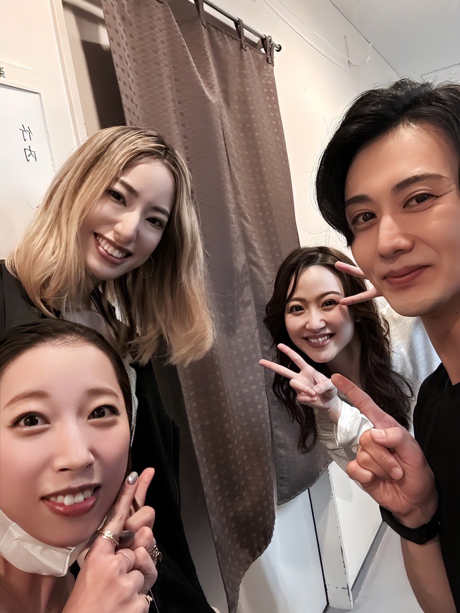 motohiro0119's tweet photo. ミュージカル「十二国記」で
ご一緒させてもらった
柚香光ちゃん、
篠本りのちゃんも
ご観劇！👻

光ちゃんとまどかちゃんは宝塚時代のトップコンビ！！
まぁ、なんと魅力的なコンビなんだぁ…
宝塚時代を生で観たかったなぁ…(くぅ

光ちゃんはミュージカル『メアリ・シェリー』でまた共演予定！
楽しみだね。

お二人とも、
ありがとうー！

#ゴースト
#もつカール
#柚香光　さん
#星風まどか　さん
#篠本りの　さん