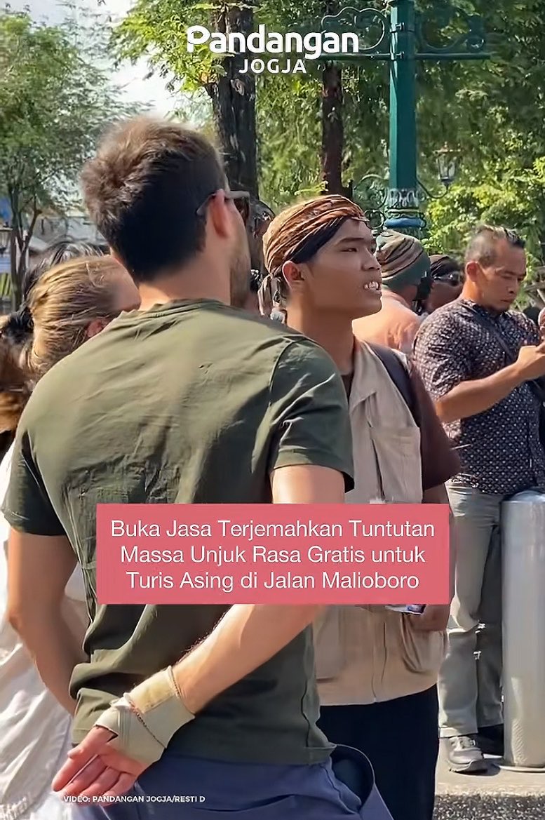itszweedy's tweet photo. Barusan lewat fyp, jadi tanggal 27 kemarin di Jogja juga ada orasi di kawasan Malioboro dan gedung DPRD DIY dan penyampaian orasinya itu dalam bahasa inggris yang dipimpin sama mas Aan, mahasiswa pendidikan bahasa inggris di Universitas Sanata Dharma.

Dia juga buka jasa translate gratis ke bule bule tentang apa yang terjadi, kenapa ada demo, dsb. Keren banget nih mas Aan 👏🏻🤩