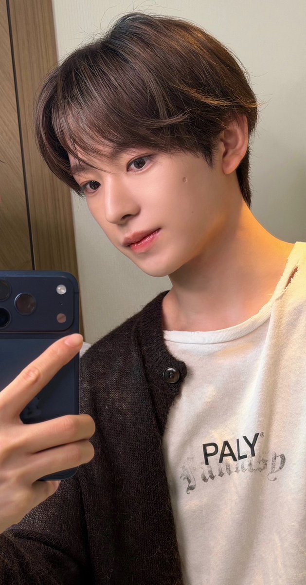 uushi_com's tweet photo. ㅈㄴ잘생김 https://t.co/pRQCWkZ24C
