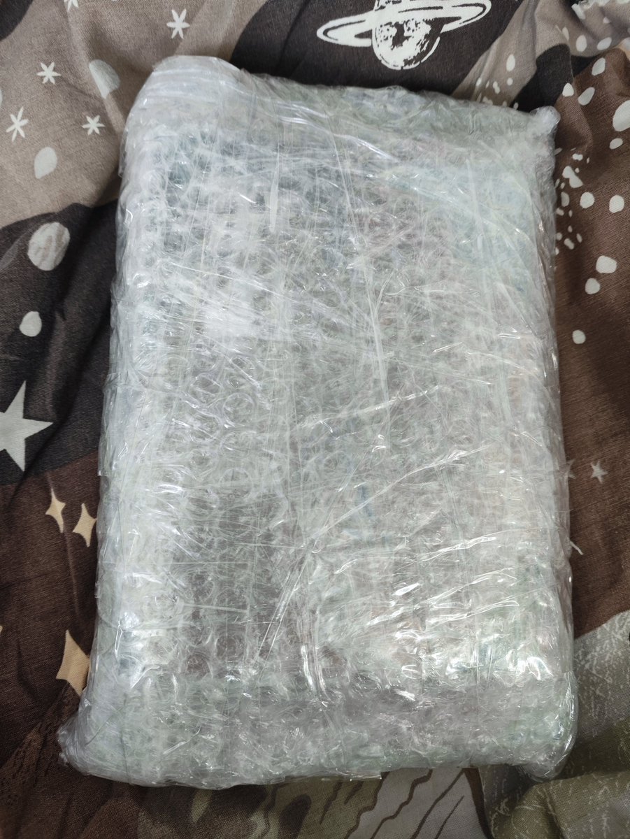 liixiaoff's tweet photo. Каждый раз когда пакую книги, которые продаю через Авито, чувствую как меня любят челы, которые их покупают ахах 
Мне кажется меня проклинают всеми возможными способами, пока отклеивают мои миллионные слои скотча🙈 https://t.co/wd5arrLWUC