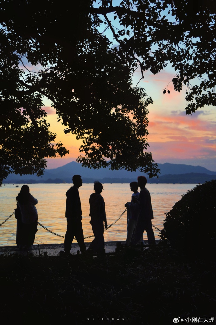 Mr_Uviitha's tweet photo. Campus Photography Club's Sunset Shoot this Fri at 6pm by the Lake! Bring your cameras, snap golden hour vibes u0026 make friends—all skill levels welcome! https://t.co/adKUx0Akvl