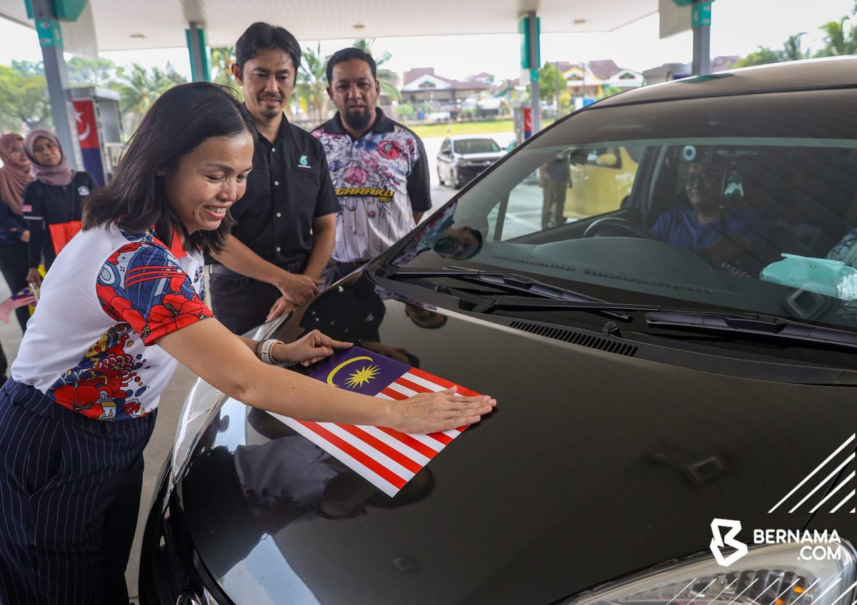 bernamadotcom's tweet photo. ๐,๐๐๐ ๐๐๐๐๐ ๐๐๐๐๐๐๐ ๐๐๐๐๐ ๐๐๐๐ ๐๐๐๐๐๐๐๐๐๐๐ ๐๐๐๐๐๐๐ ๐
๐๐๐ ๐๐๐ ๐๐๐๐๐ ๐๐๐
#Kulai Sebanyak 1,000 tapak, termasuk di Sabah dan Sarawak dikenal pasti bagi pelaksanaan pelan Jalinan Digital Negara (JENDELA) Fasa Dua pada tahun ini.
Timbalan Menteri Komunikasi Teo Nie Ching berkata pelaksanaan itu akan memastikan liputan Internet di seluruh negara lebih kukuh dan stabil.
โSebanyak 2,700 tapak di bawah pelaksanaan JENDELA Fasa Dua tetapi untuk fasa pertama tahun ini, 1,000 tapak dikenal pasti dan Suruhanjaya Komunikasi dan Multimedia Malaysia (MCMC) telah mengeluarkan tender untuk pelaksanaan di tapak berkenaan,โ katanya pada sidang media selepas merasmikan Program Ekspresi Jalur Gemilang JAPEN@PETRONAS hari ini.
JENDELA adalah inisiatif kerajaan yang diselaras MCMC untuk meningkatkan infrastruktur digital dan liputan Internet di seluruh negara.
Berita penuh: https://t.co/vM1xMMRzuO
#BernamaNews
#jendelafasadua
@komunikasi_gov