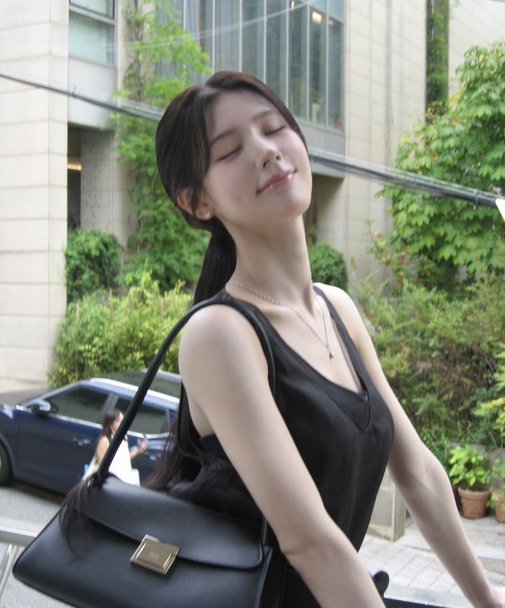 hrtsyada's tweet photo. Will never get over how beautiful she is 

#miyeon #idle #gidle #kpop #chomiyeon https://t.co/d2JLI6494Q