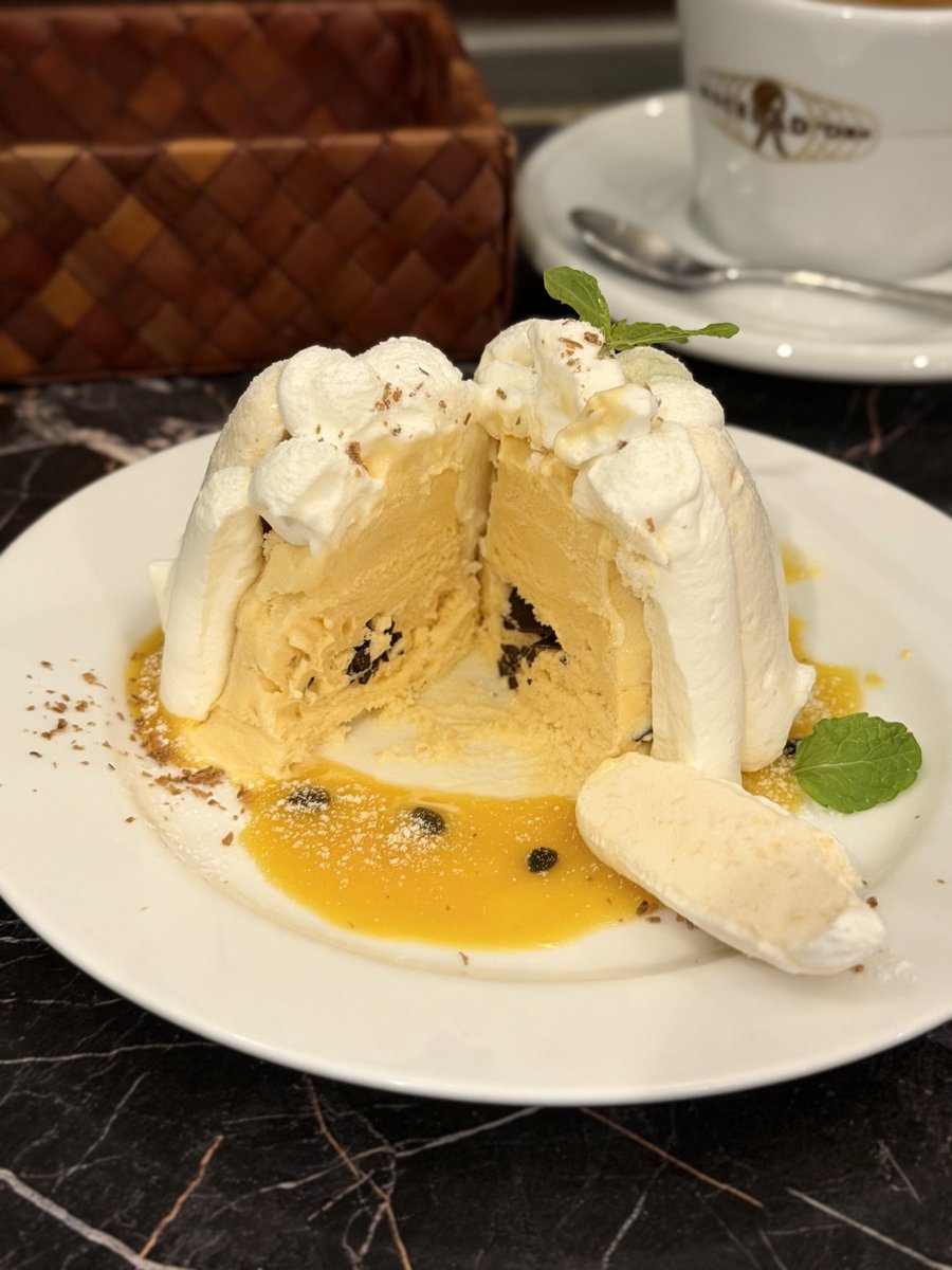 pecoros6's tweet photo. ブロンディール ヴァシュラン
さくさく甘いムラングココに、ミントの清涼感を纏ったバニラアイス。キュンと酸味あるパッションフルーツソースに、パリパリチョコのアクセント。
毎年違って毎年楽しいヴァシュラン。

生きてます、夏満喫してます。 https://t.co/kFm7vhonZW