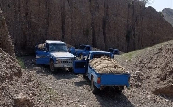 farzaneh95jmrl's tweet photo. قاچاق سوخت فقط خروج یک کالای یارانه‌ای نیست؛ هدررفت سرمایه ملی و ضربه به اقتصاد کشور است. مقابله با قاچاق یعنی حفاظت از منابعی که باید صرف رفاه و آبادانی ایران شود.
    #سرمایه_آینده https://t.co/rGqVzAeaIL