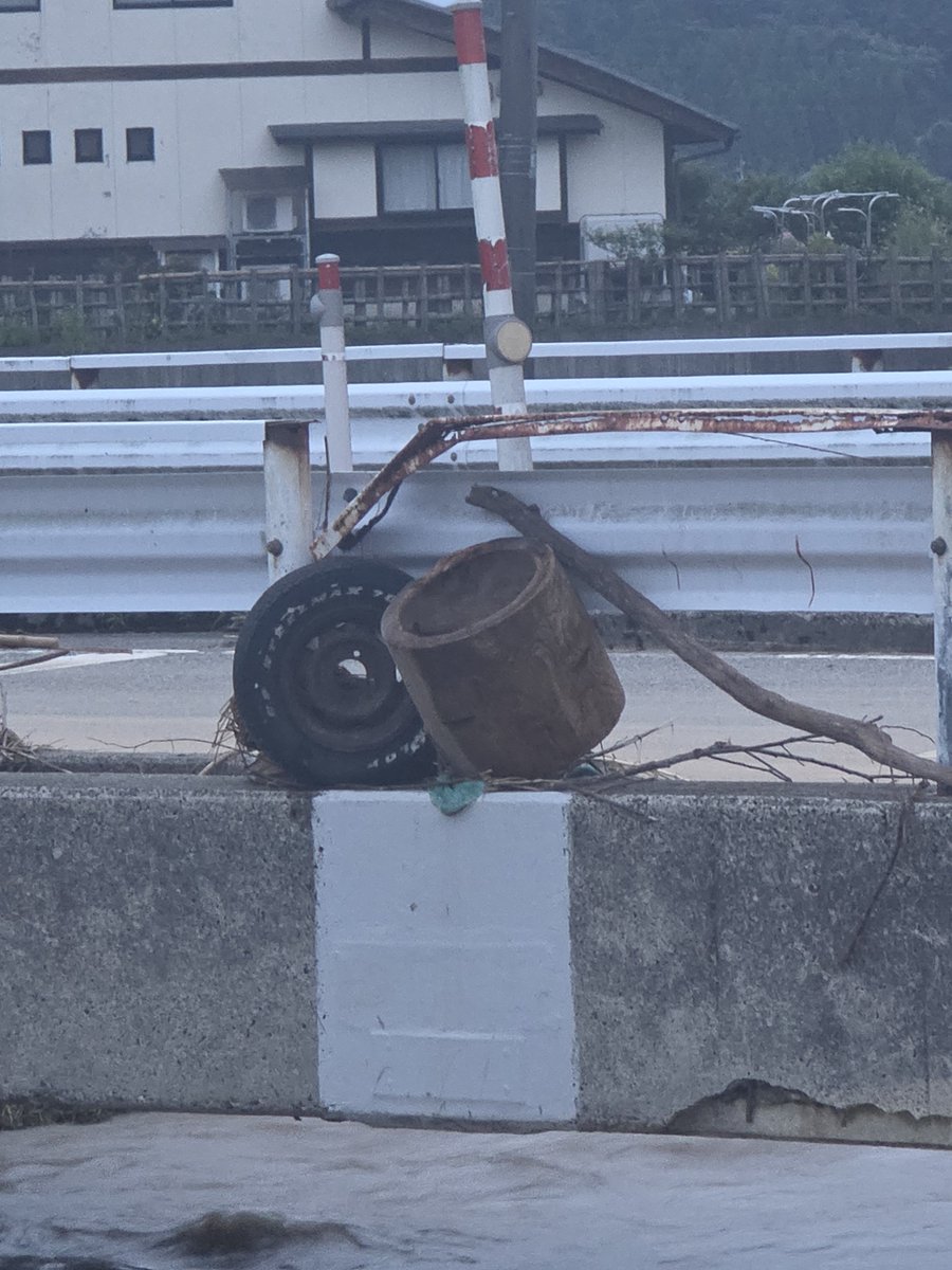 mtu62's tweet photo. 氾濫が落ち着いた川の橋。
やっぱり臼も気になるよな、川の様子が。
#氷見市 #大雨 https://t.co/fPqRpS5HsW