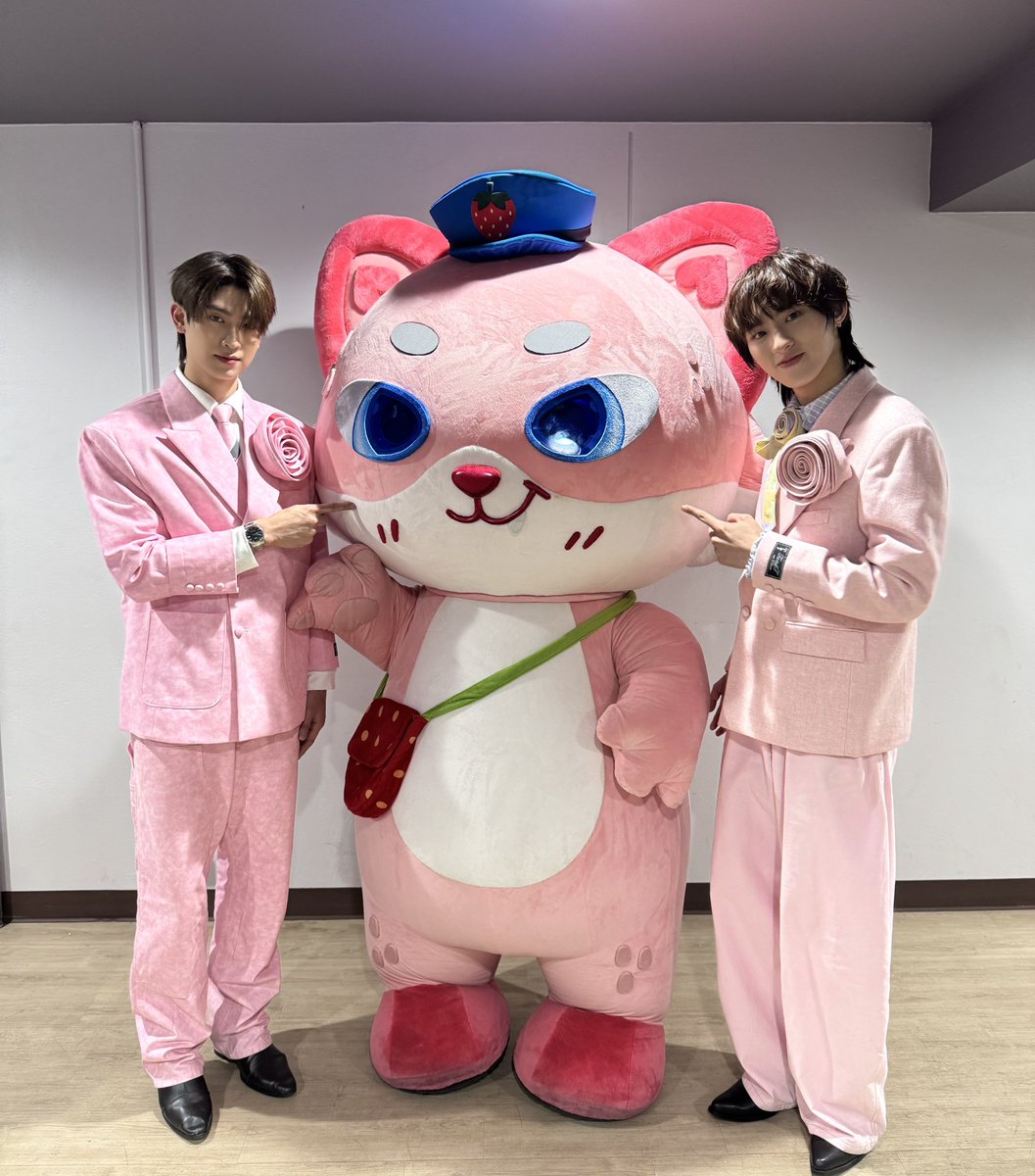 MrToky_Domundi's tweet photo. Today ทุกคนเป็นก้อนสี pink kub แกรนนี่ ขอกะมะลังใจหน่อยครับ

BUALUANG WITH TMK FAM  
#ThomasKongxBualuangxEveandboy https://t.co/xS80pulrfO
