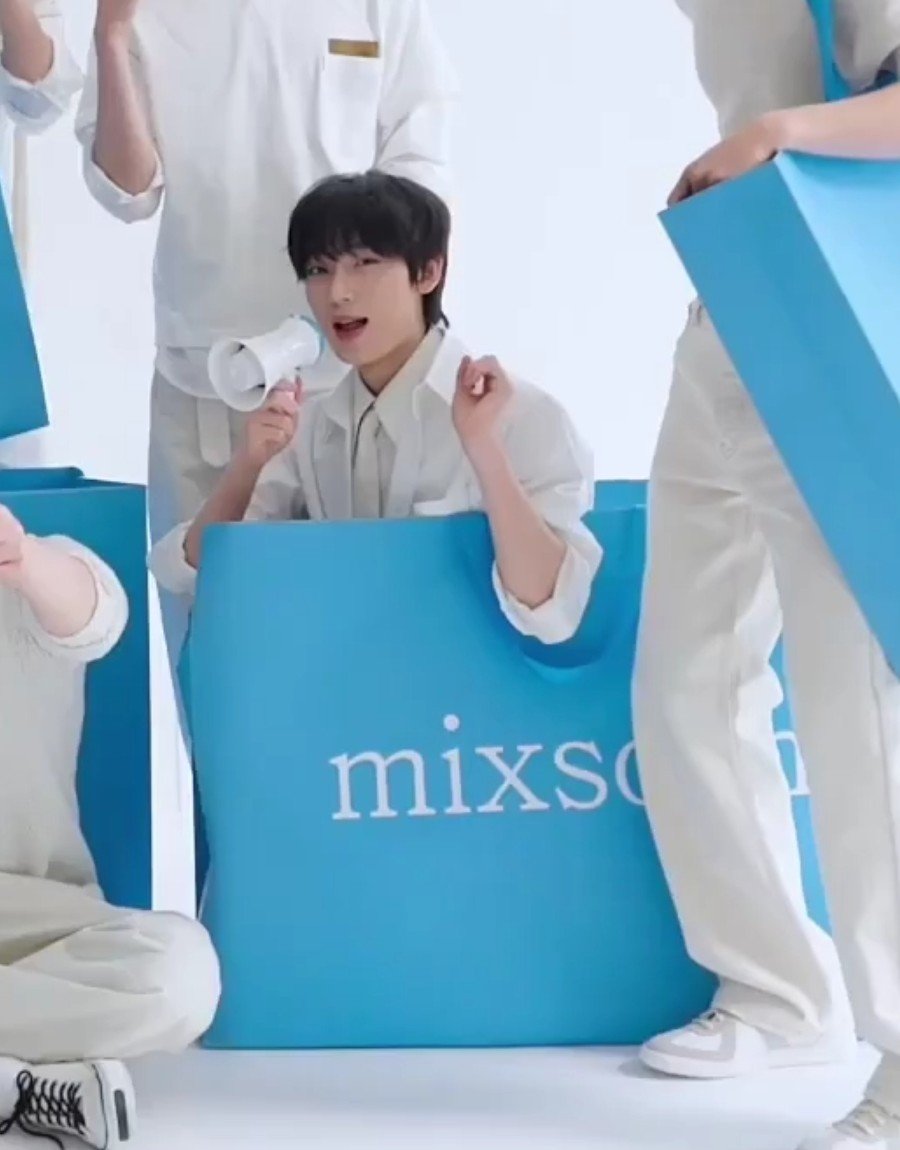_WhiteDimension's tweet photo. นั่งในถุง 😭 น่ารักจัง ขอหิ้วกลับบ้าน https://t.co/H8YTWgH7Ev