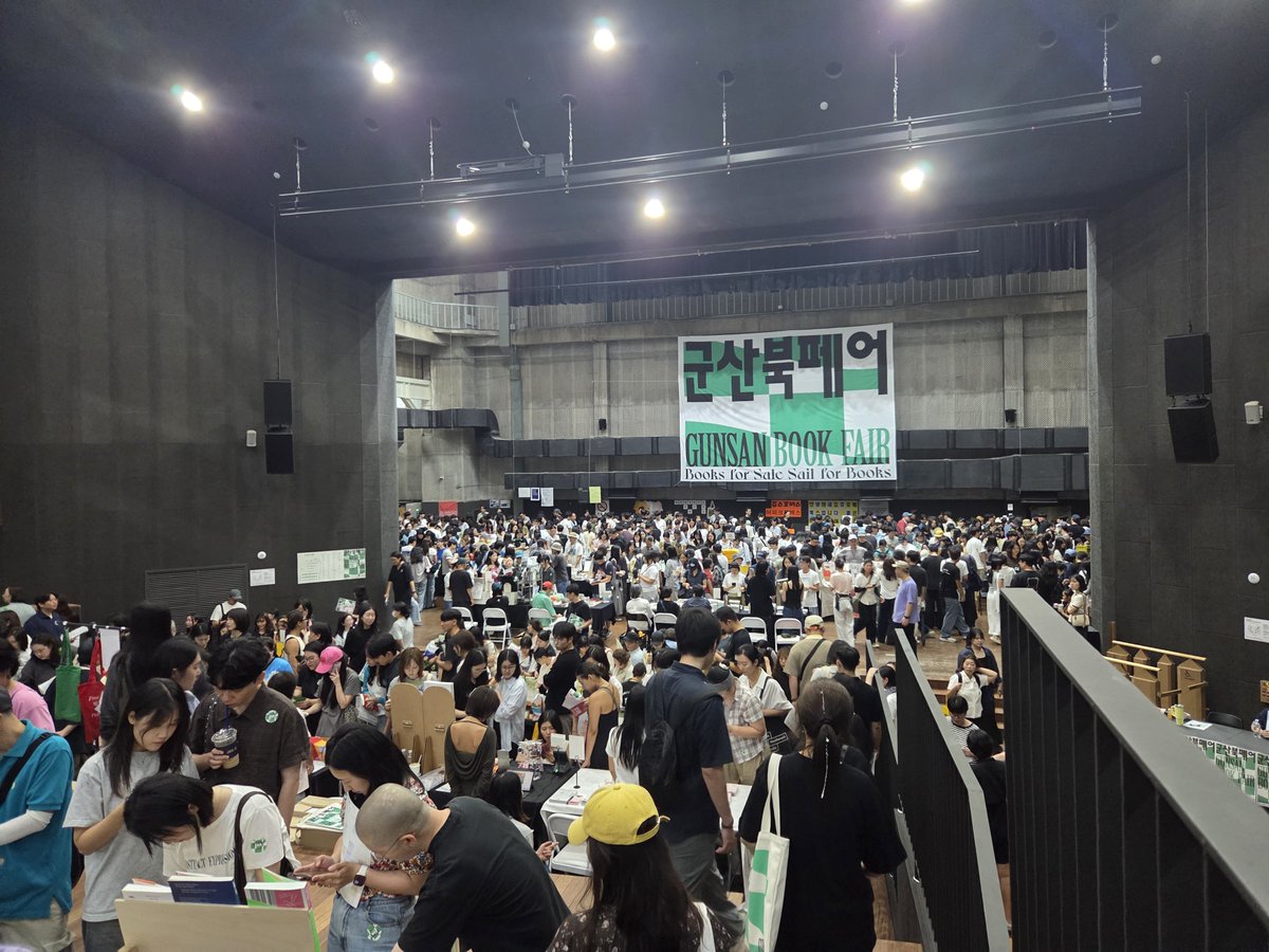 im_ing_sth's tweet photo. 〈2026 군산북페어 후기〉

1. 이게 북페어구나...（´・｀ ）♡
2. 결제를 계좌로 많이 함
3. 일단 볼거리가 지인짜 많음
4. 그리고 출판사를 엄청 알고 가게 됨
5. 살아있음... 걍 사람들이 다 살아있고 너무 자유로와
6. 보통 작가들이 많이 상주해있다보니까 독자가 질문하면 바로 상호작용이 됨 https://t.co/YfsAsIGpIw