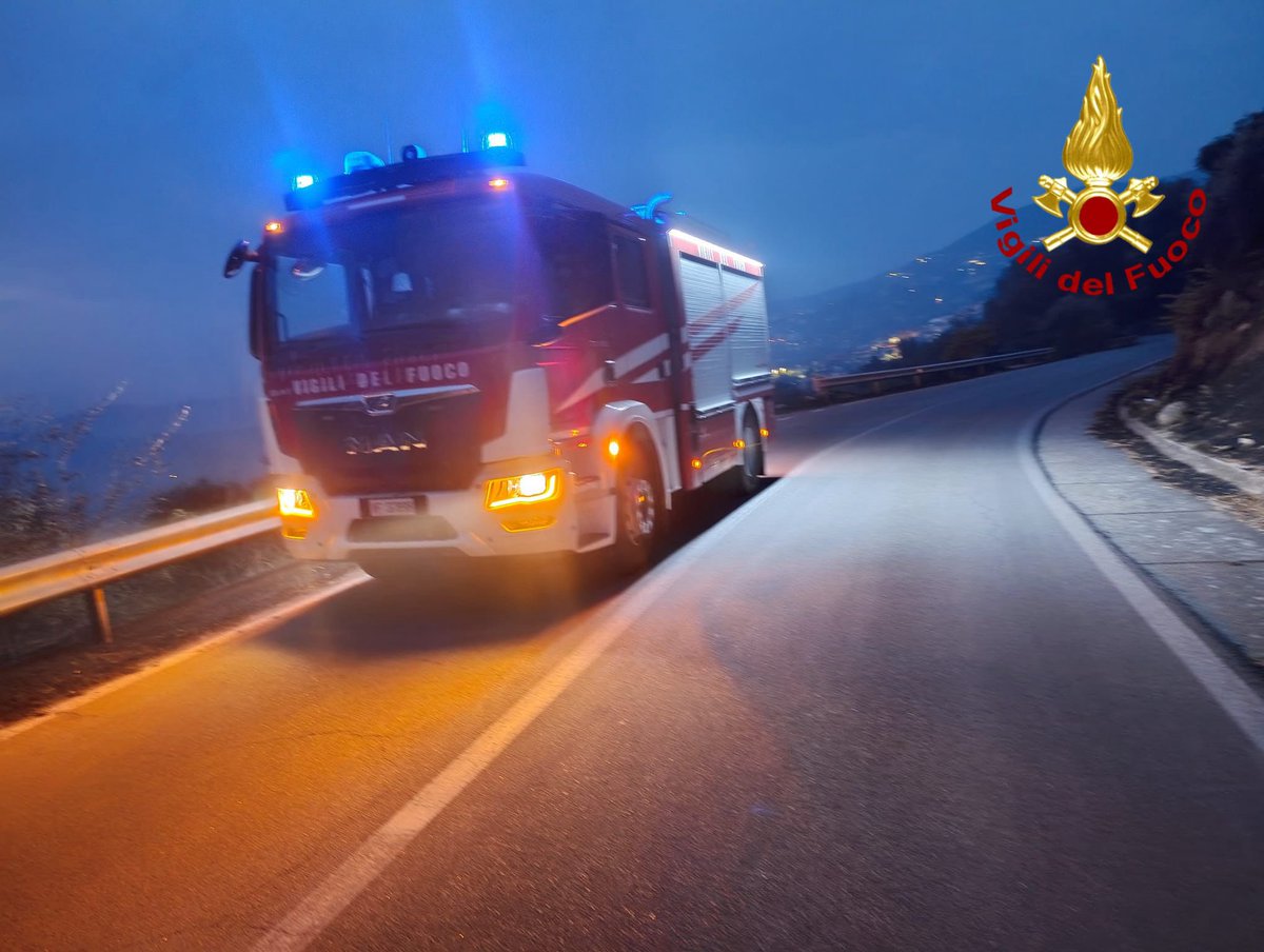 vigilidelfuoco's tweet photo. #Nuoro, incendio vegetazione Ogliastra, tra Arzana e Elini: oltre 40 interventi dei #vigilidelfuoco nella notte a protezione di strutture e centri abitati. Al momento situazione in miglioramento, riprese in mattinata le operazioni dei mezzi aerei per le operazioni di spegnimento e bonifica: 3 Canadair in volo [#29agosto 10:00]
