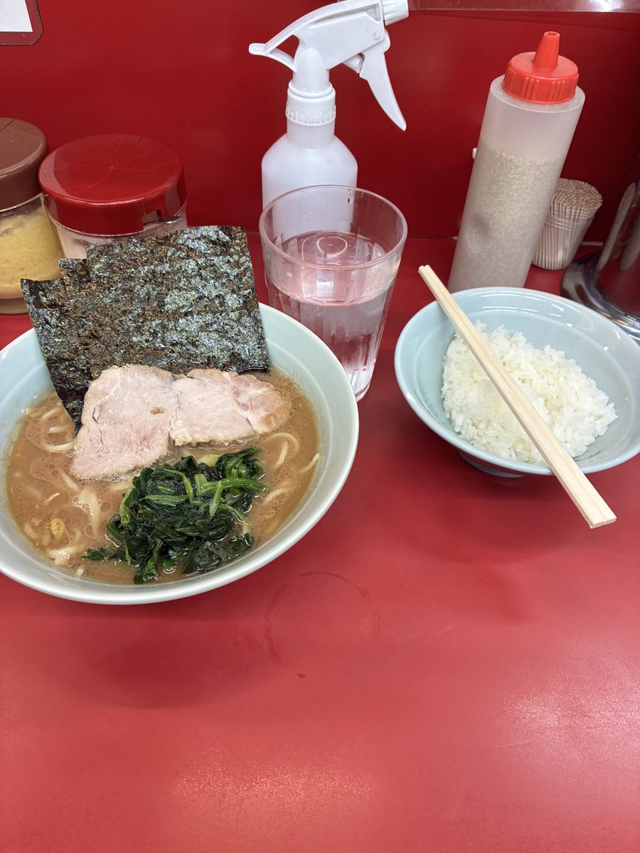 maou_gamigami's tweet photo. 武蔵家　大宮店さんでラーメンを。俺の中の家系となると武蔵家さんなんだよなぁ。ちゃんとした下地にカエシの塩味。鶏油も良い感じ。くどくなくあっさりし過ぎてもない。本当ちょうど良い。 https://t.co/ajfYEB19bI