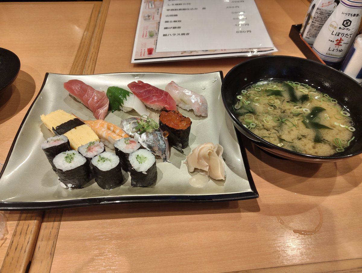 Osaburai's tweet photo. 普段食べないとこの寿司に来た！
美味そうだ！！ https://t.co/RksAnAIzH4
