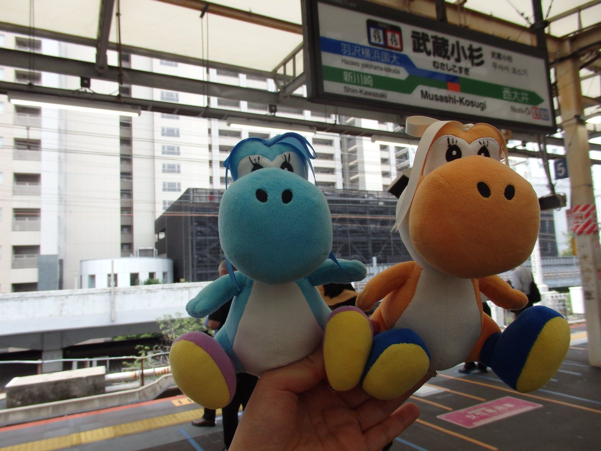 minaddy_kong's tweet photo. その次は武蔵小杉で寄り道
ラムネとミカンの２ショット🦖🦖 https://t.co/dsmp8r5LIH