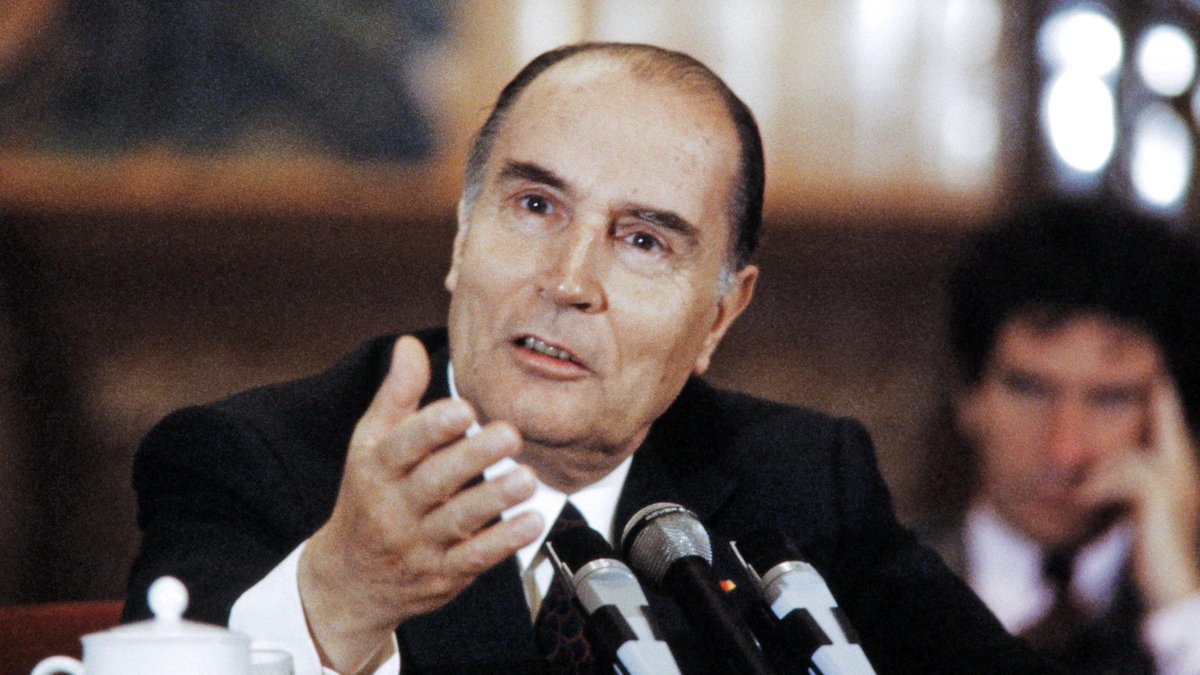 Antho_Repartie's tweet photo. Le 2 mars 1981, Valéry Giscard d'Estaing annonce officiellement sa candidature à l'élection présidentielle. Commentaire de François Mitterrand :

- Au lieu de présenter sa candidature aux Français, il aurait mieux fait de leur présenter ses excuses. https://t.co/me6xMdskTd