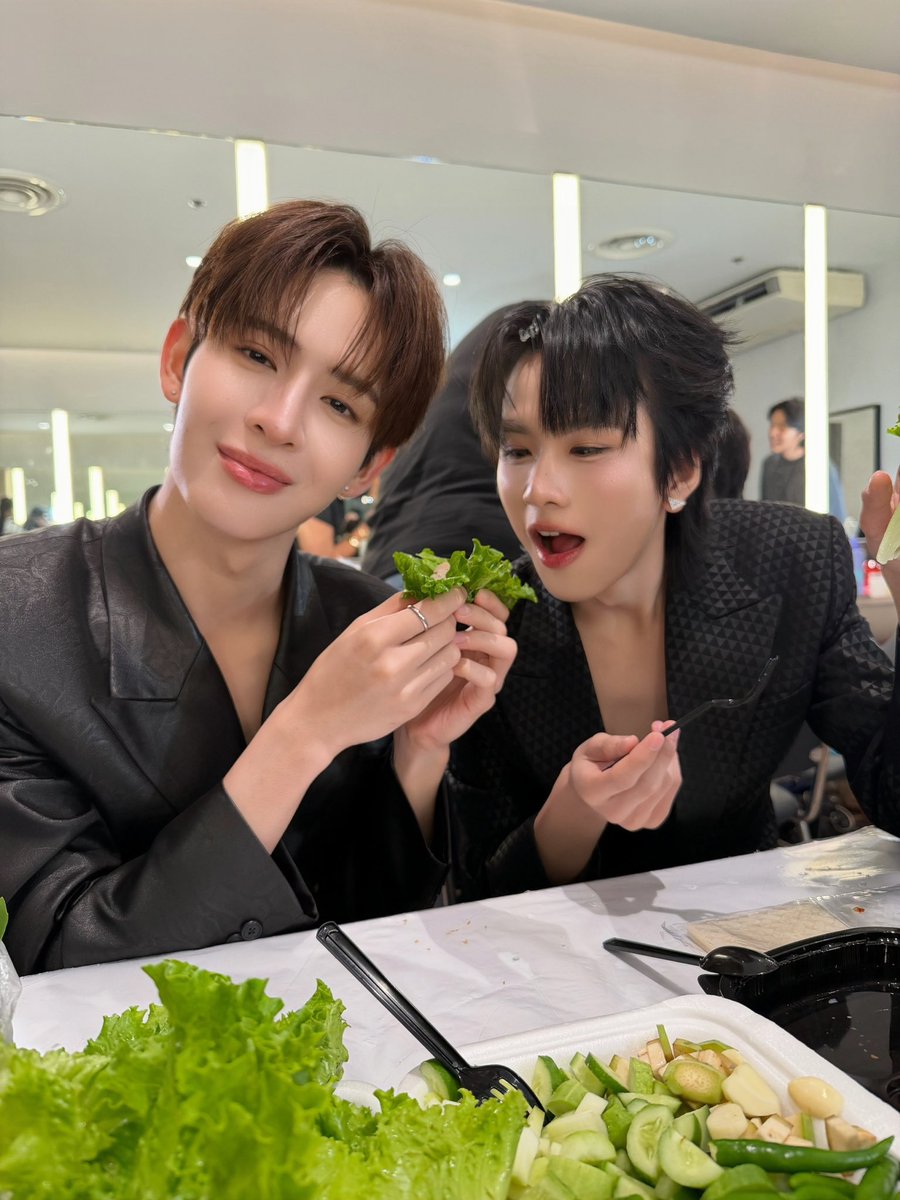 kerdomundi's tweet photo. ว่านแย่งของกินน้องไนน์อาจจะใช่ ถ้าบอกแย่งซีนอาจจะยัง แย่งเติร์ดอย่าหวัง ป้าเห็นแต่มานั่งป้อนข้าวกันเอง😌
#FanboyGalaNight https://t.co/C6NNfXNNRc