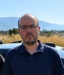 saitcamlica's tweet photo. TUNA KURİŞ: TELEFONUMUN ŞİFRESİNİ UNUTTUM-ARACIN ÇAKARLI OLDUĞUNU GÖRMEDİM ARKADA UYUYORDUM 😉

🩸 Alihan Kuriş Çıkar Amaçlı Suç Örgütü soruşturmasında yakalanan Hilmi Tuna Kuriş’in ifadesinden dikkat çeken savunmalar çıktı.

🩸Yakalandığı araçtan iki iPhone ile 2 bin 310 avro çıktı. Telefonlardan birinin yurt dışında kullandığı iş telefonu olduğunu söyleyen Kuriş, içinde SIM kart bulunup bulunmadığını ve şifresini hatırlamadığını savundu. Diğer telefon için ise “Kesinlikle benim değil, kimin olduğunu bilmiyorum” dedi. Paranın kendisine ait olduğunu kabul etti.

🩸Tuna Kuriş, çakarlı 34 SL 313 plakalı araçla ilgili de “Arka koltukta uyuyordum. Araçta çakar olduğunu ve kullanılıp kullanılmadığını bilmiyorum” savunmasını yaptı. Aracın kime ait olduğunu ve nasıl temin edildiğini de bilmediğini öne sürdü.

🩸PTS kayıtlarında aracın kısa süre içinde İstanbul-Muğla güzergâhını iki kez kullandığı belirlendi. Kuriş ise Muğla’ya kendi imkânlarıyla dinlenmek için gittiğini ve hakkında yakalama kararı bulunduğunu bilmediğini söyledi.

🩸“İstanbul’a dönüyorduk” diyen Kuriş, Marmaris Bozburun’da yakalandı. Yetkililer, Kuriş’in yurt dışına kaçma hazırlığında olduğunu bildirdi. Kuriş ise herhangi bir kaçış planı bulunmadığını savundu.

Şifreyi hatırlamadı. Çakarı görmedi. Arandığını bilmedi. Muğla’ya yalnızca dinlenmek için gittiğini söyledi.

🩸Kuriş’in peş peşe sıraladığı “bilmiyordum, görmedim, hatırlamıyorum” savunmaları soru işaretlerini artırdı.

😎 Süleyman Hilmi Tunahan’ı sorsalar ‘Adını ilk defa duydum’ derdi belki de…

İninize girenlerden Allah razı olsun 👏😎👏