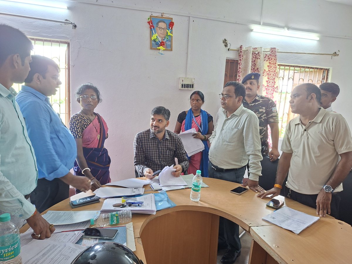 dcjamtara's tweet photo. मतदाता सूची के विशेष गहन पुनरीक्षण के तहत आज जिले के 08 नाला एवं 09 जामताड़ा विधानसभा निर्वाचन क्षेत्र अंतर्गत JBC CM SOE, पंचायत भवन चापुड़िया एवं सालुका स्थित सुनवाई स्थल का औचक निरीक्षण कर नोटिस प्राप्त मतदाताओं की सुनवाई, प्रस्तुत दस्तावेजों के सत्यापन एवं प्रविष्टियों में सुधार की प्रक्रिया का जायजा लिया एवं निर्देश दिया कि कोई भी पात्र मतदाताओं का नाम सूची से नहीं हटे, इस हेतु पारदर्शिता एवं निष्पक्षता के साथ कार्य करें। साथ ही स्थानीय जनप्रतिनिधियों से भी अपने स्तर से मतदाताओं को जागरूक करने का अपील किया। 
#SIR2026
#JAMTARASIR
@ceojharkhand 
@ECISVEEP 
@AlokDubeyIAS 
@Deo_Jamtara