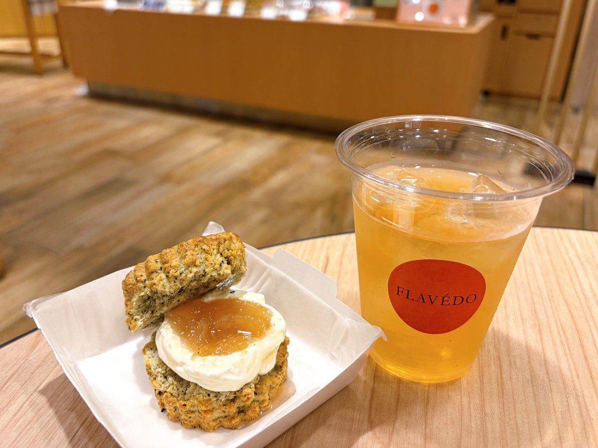 ao_tim21's tweet photo. FLAVEDO 📍梅田

紅茶のスコーンサンド(白桃ハナヨメ)
水出し紅茶

スコーンは直径5cm。外さっくり、中はほろっと。ウーフのアールグレイ使用。茶葉がふわりと香る。濃厚で華やかな白桃コンフィチュールにダブルクリームをたっぷりサンド。
紅茶はまろやかで華やか。飲みやすい。どちらも美味しい。 https://t.co/Ob0Rkv4Cy2