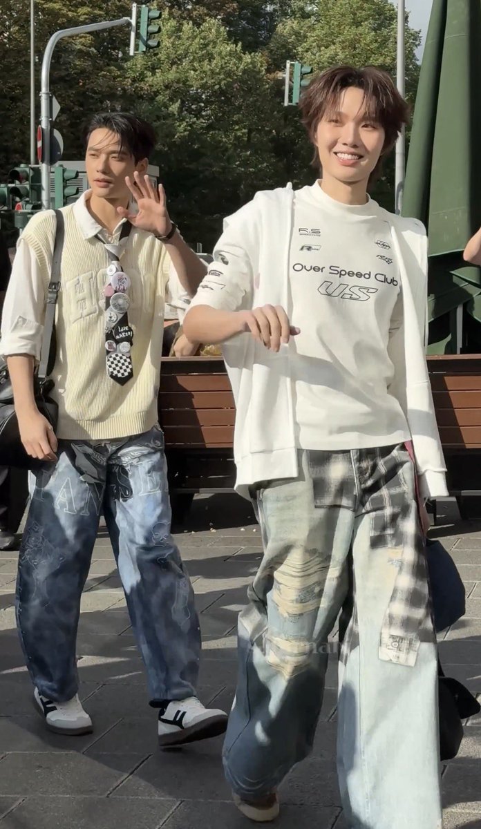 muffinbooi's tweet photo. ใครเป็นสไตล์ลิสต์มีทยุโรปนี้อ่ะ ถูกใจป้ามาก   อายุลดไป 10 ปี วัยสะรงวัยสะรุ่น y2k street boy 🌟🌟🌟🌟

#KhemjiraFMFrankfurt
#KengNamping https://t.co/kHRRhgX0If