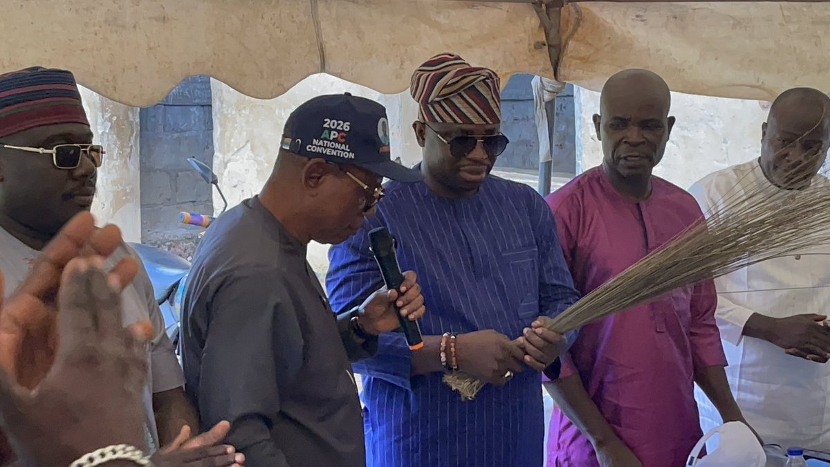 NadineChoko's tweet photo. A new party. A new chapter. Same commitment to the people.
Welcome to the APC, Fisayo Ajisafe.
The political landscape in Ifedore just got more interesting.
#FisayoAjisafe #APC #Ifedore #Ikota #OndoState #GrassrootsDevelopment #NewChapter https://t.co/aiaRlPkHEH