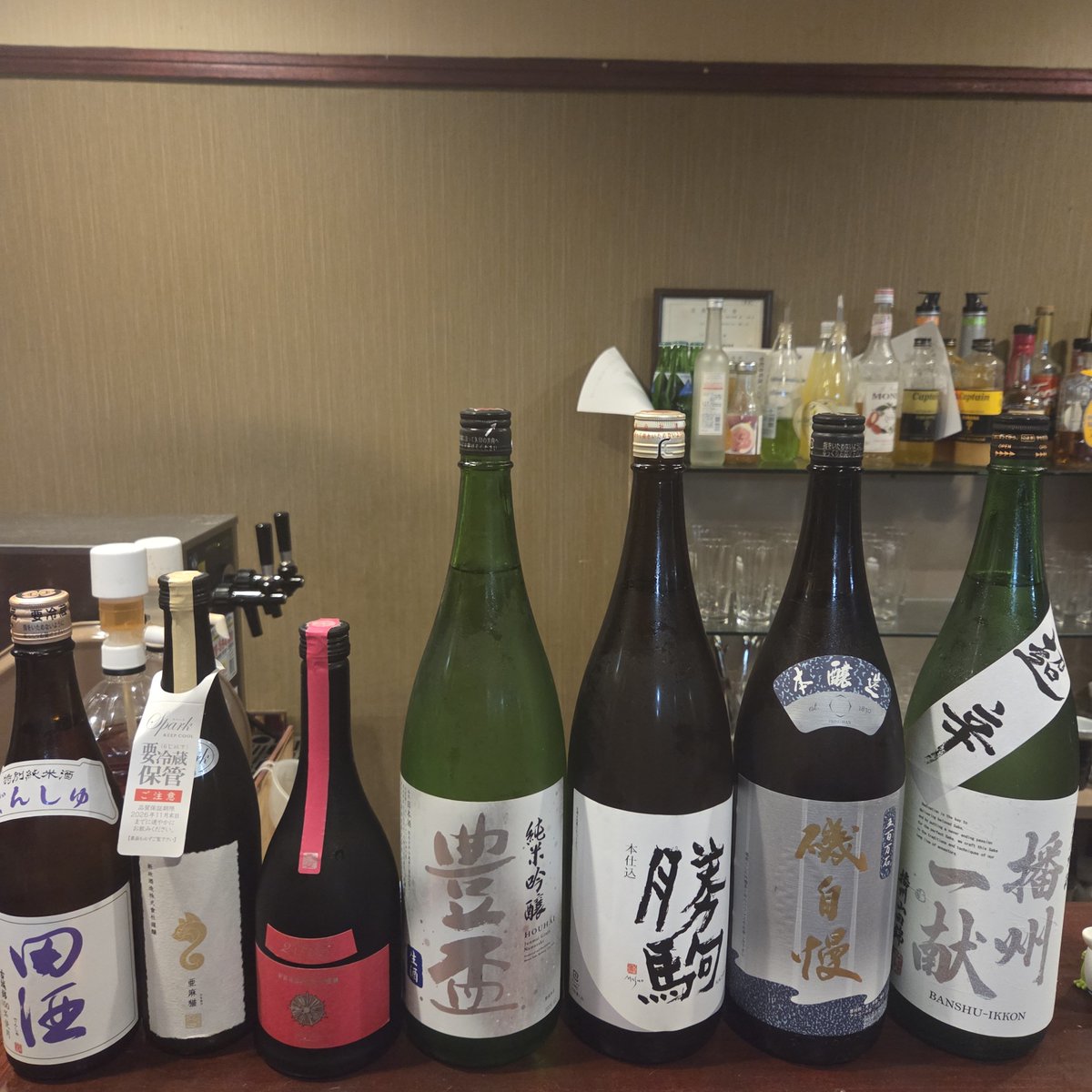 BBA_SHIBATA's tweet photo. 日本酒飲み放題二日目。スタッフ不安定でどうなるか？行き当たりばったりでも本日もBBA柴田は18:30オープン！

本日日本酒7本追加！

頭悪い日本酒に合わせて、色んな食材や料理も大量に用意しております。今日は看板息子→久々の新焼鳥の使者！今日も早い時間は完全満席となります。 https://t.co/8NC0e81w7M