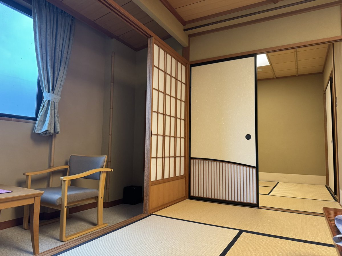 na2mi0909's tweet photo. 先月に行った片山津温泉がとても良かったので、1人で行こうと思い立ち、朝に予約を取りドライブしながら遊びに来ました😊
当日予約でしたが夕食、朝食付き✌️
この後、18時半スタート 𐩢𐩺なので楽しみです🍻
1人なのに部屋が広すぎて怖いので襖全開で電気も付けっぱなしです笑。 https://t.co/RY7spFHAm3