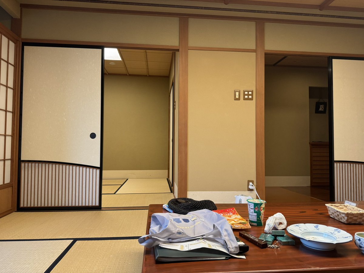 na2mi0909's tweet photo. 先月に行った片山津温泉がとても良かったので、1人で行こうと思い立ち、朝に予約を取りドライブしながら遊びに来ました😊
当日予約でしたが夕食、朝食付き✌️
この後、18時半スタート 𐩢𐩺なので楽しみです🍻
1人なのに部屋が広すぎて怖いので襖全開で電気も付けっぱなしです笑。 https://t.co/RY7spFHAm3