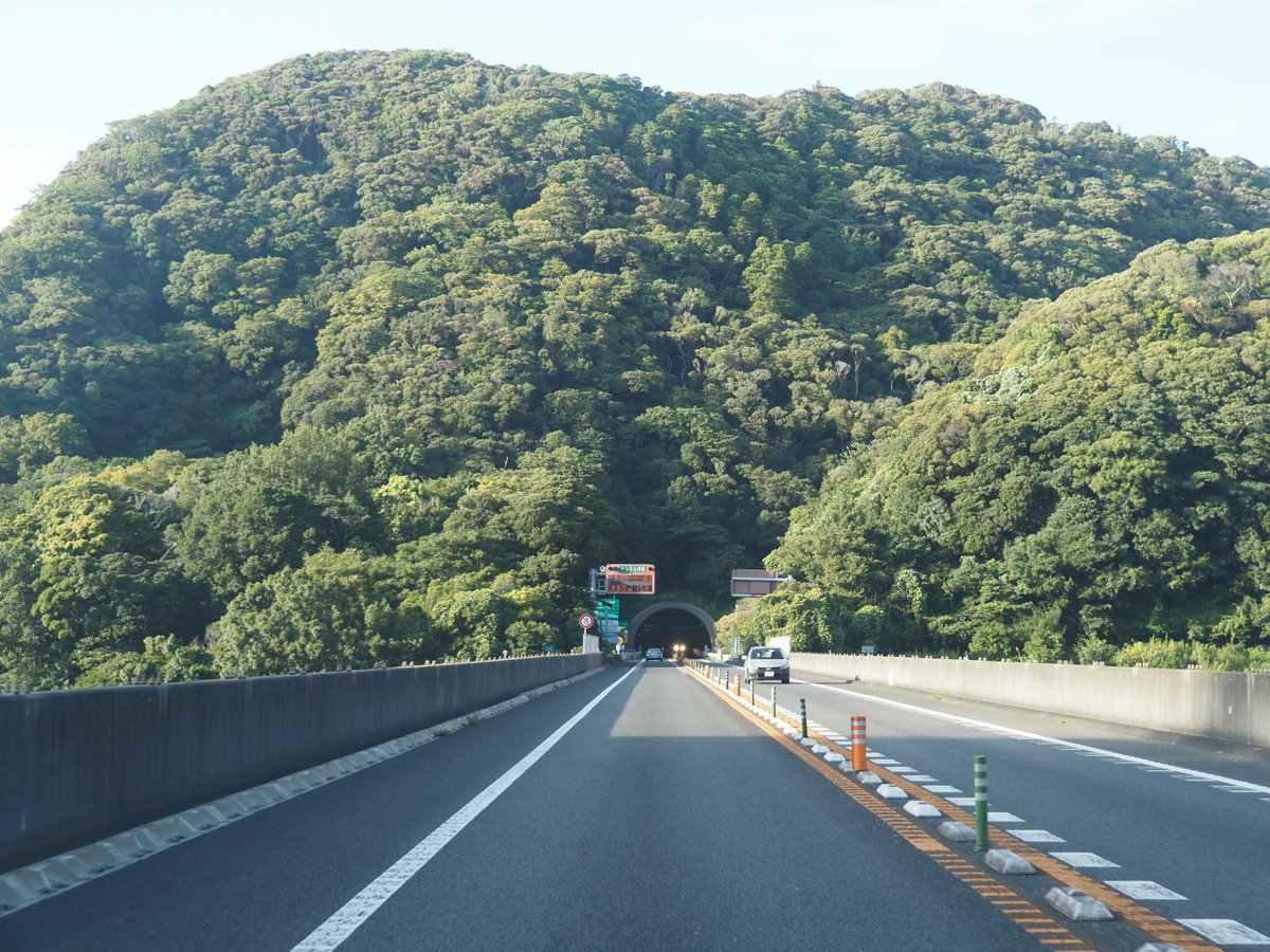 uraya1414's tweet photo. 平日に有給を取得して”房総半島ドライブ”
館山自動車道 上り

予定ではもう少し北上してから高速道路を利用するはずでしたが、意外と良い時間であったため鋸南富山インターから高速へ上がりました。
この先は渋滞があるとの表示・・・ https://t.co/jfmEB5K4i5