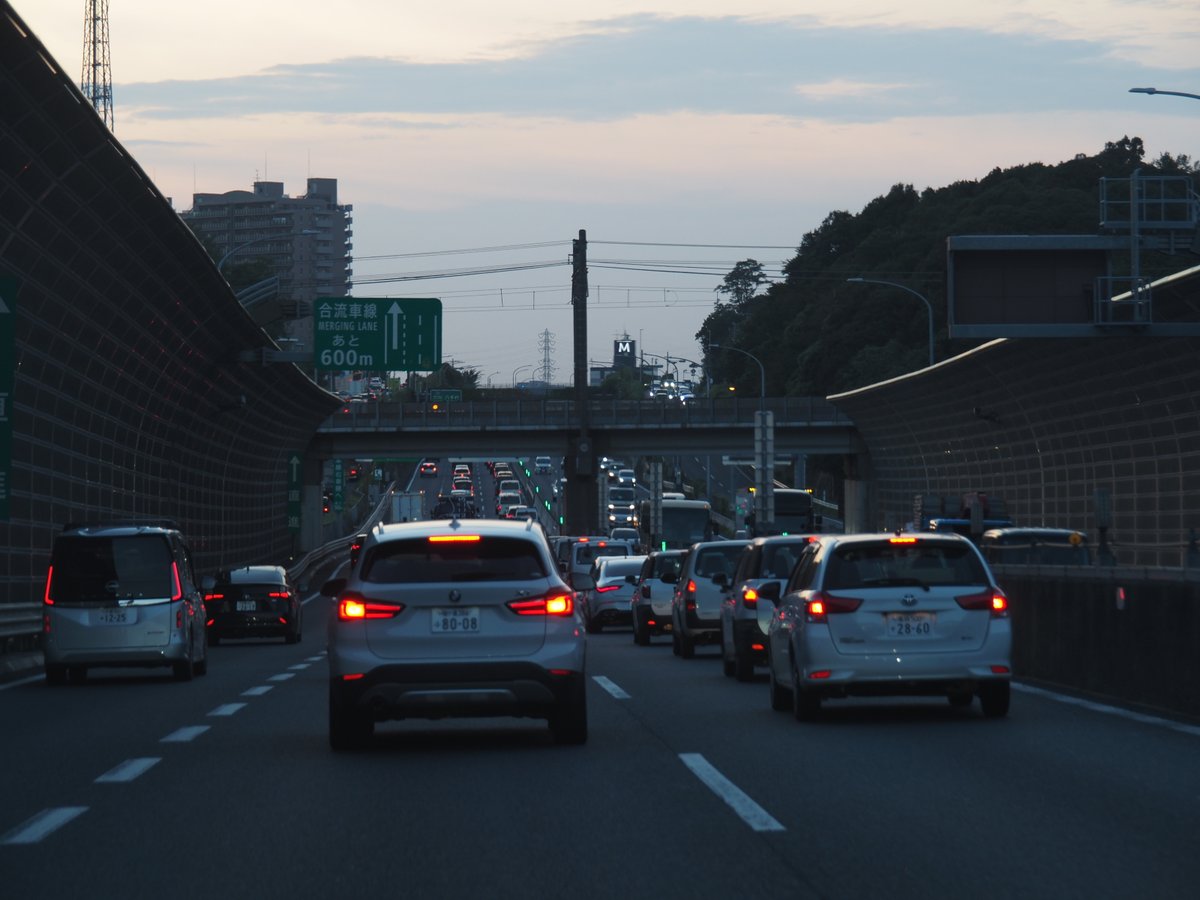 uraya1414's tweet photo. 平日に有給を取得して”房総半島ドライブ”
館山自動車道 上り

この先は渋滞があるとの表示・・・そしてついに渋滞エリアへ…
先日、テレビで高速道路のある区間の渋滞で左車線と右車線にある車の台数を調べたら、右に比べると左車線は８割程度の台数で左車線にいた方が良いらしいですが… https://t.co/HseiDfaDt1