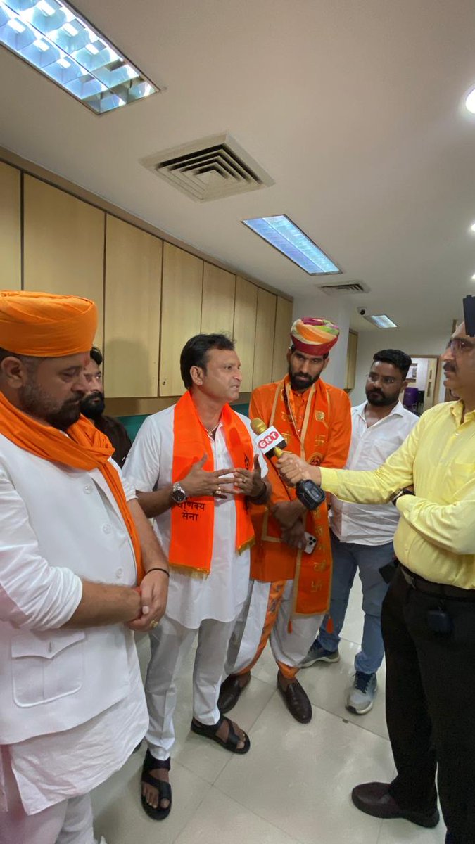 ChanakyaSenaOff's tweet photo. आरक्षण हटाओ आंदोलन पर अपनी स्पष्ट राय रखते हुए चाणक्य सेना के राष्ट्रीय अध्यक्ष श्री अजय के. शर्मा जी।

सामाजिक समानता, योग्यता और राष्ट्रहित से जुड़े इस महत्वपूर्ण मुद्दे पर उन्होंने अपने विचार साझा किए।

#चाणक्यसेना #अजयकेशर्मा #आरक्षणहटाओ #आरक्षणहटाओआंदोलन #सामाजिकसमानता https://t.co/dBpX81rIaz