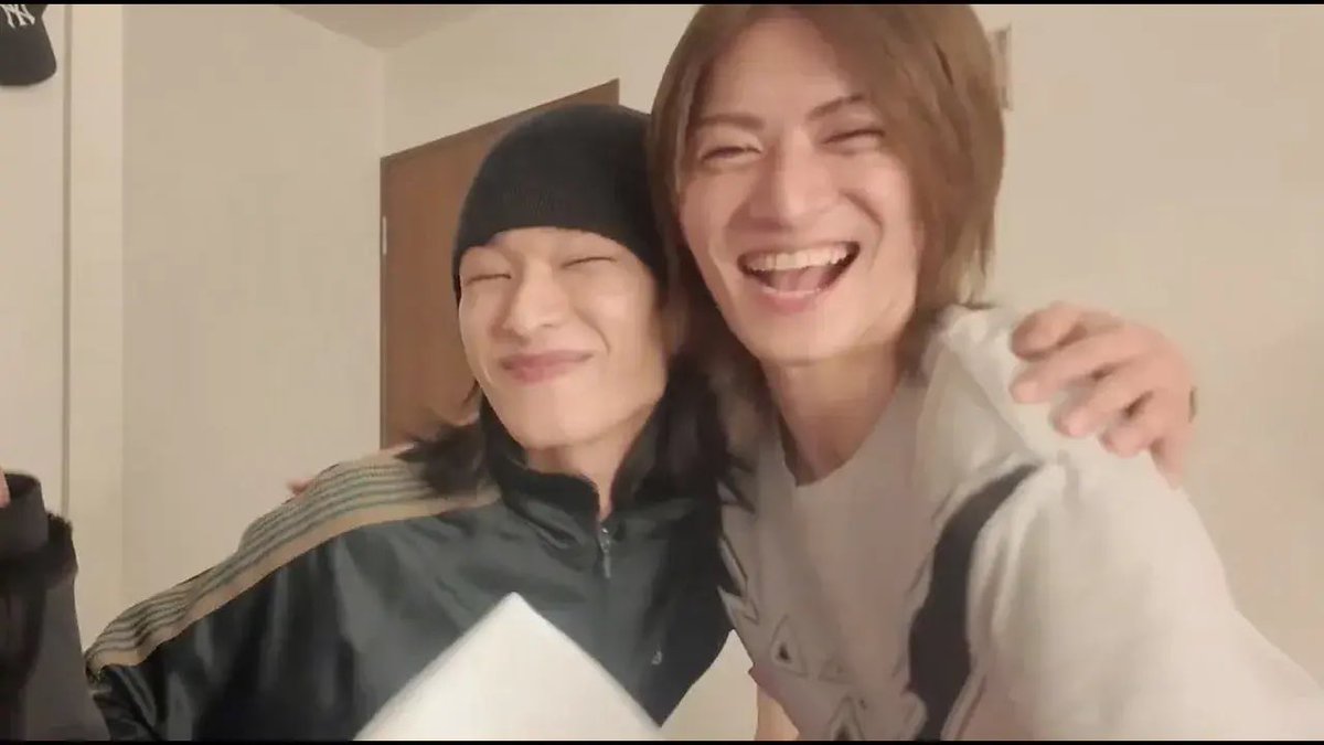RUNIDRE's tweet photo. ⋰
YouTube🍀.*
⋱ 

A Letter to You

デビュー目前！
毎日一緒にすごす中でメンバー同士で思うことは…？
お互いにお手紙を書き合いました✉️

Don't miss it!

🔗 https://t.co/V5OlBG23Rx

#RUNIDRE https://t.co/9WFFDfbM5g