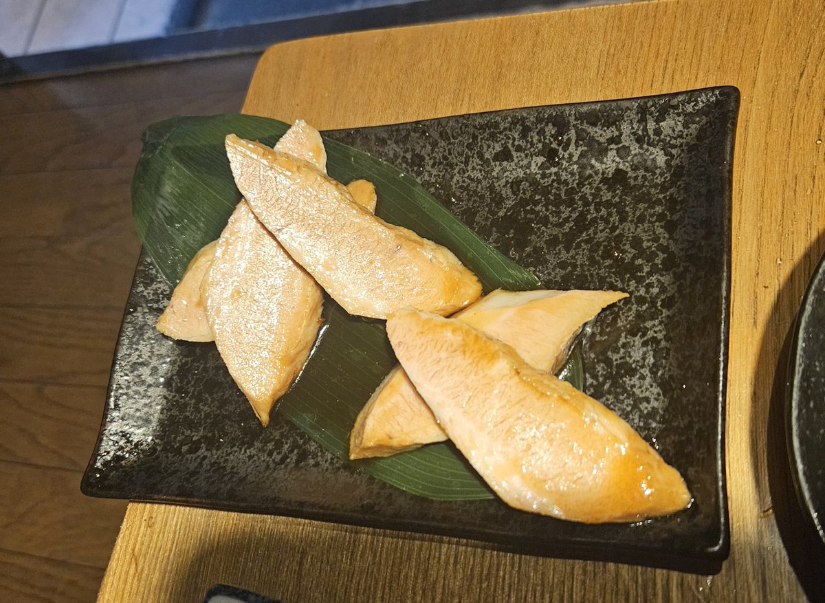 Kuronoa_Gvn's tweet photo. みんな旭川に来たら「まつのみ本店」の「復刻版あぶり焼きトントロ」頼んで欲しい。まるで炙りマグロのような味。飛ぶぞ。 https://t.co/URIIa0emLT