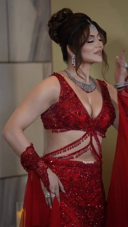 bollylogy's tweet photo. The way Urvashi Rautela celebrates Diwali ❤️ https://t.co/nmjszbPIpw