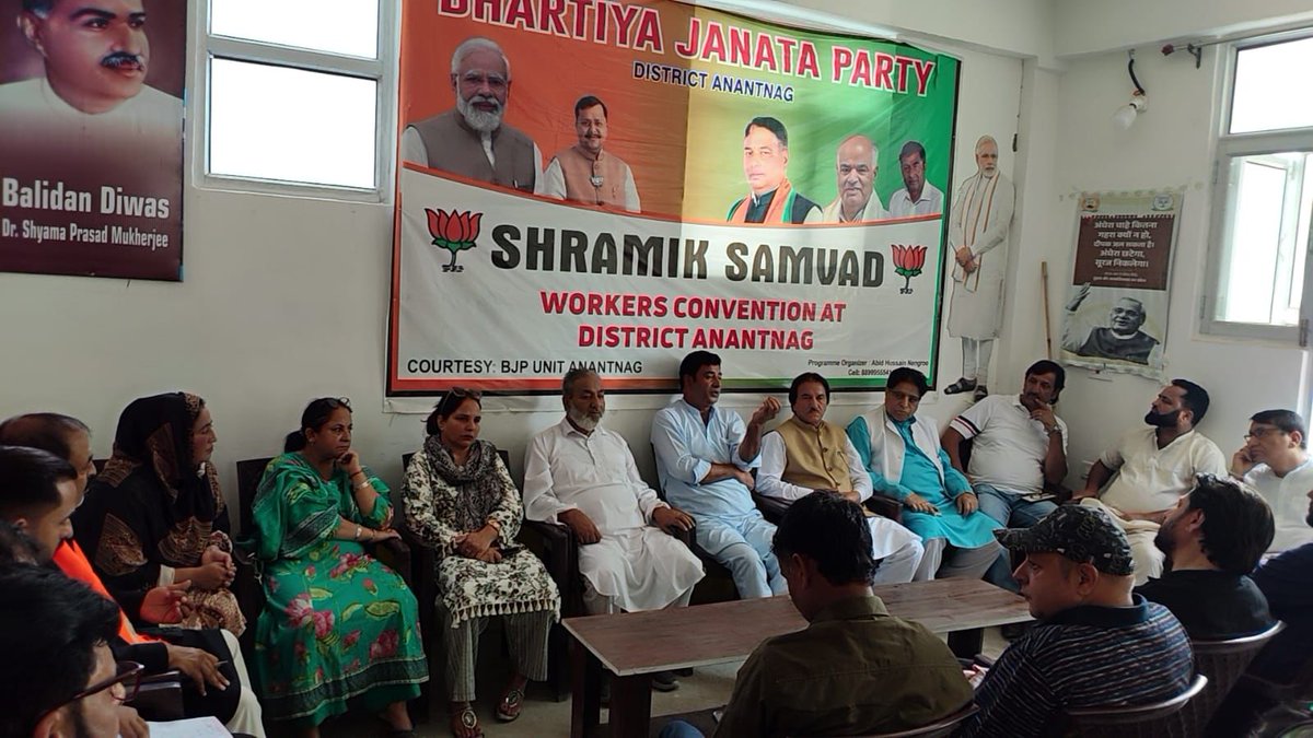 BJP4JnK's tweet photo. J&K BJP General Secretary @manwarkhankmr chaired a review meeting with the District Team, Constituency Presidents, and District Morcha Presidents at the BJP Office, Anantnag, Kashmir.

District President Shri Rakesh Koul, senior leader Rafiq Wani, and other party leaders were also present at the meeting