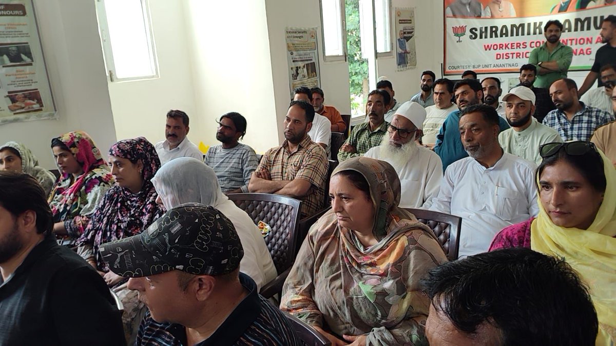 BJP4JnK's tweet photo. J&K BJP General Secretary @manwarkhankmr chaired a review meeting with the District Team, Constituency Presidents, and District Morcha Presidents at the BJP Office, Anantnag, Kashmir.

District President Shri Rakesh Koul, senior leader Rafiq Wani, and other party leaders were also present at the meeting
