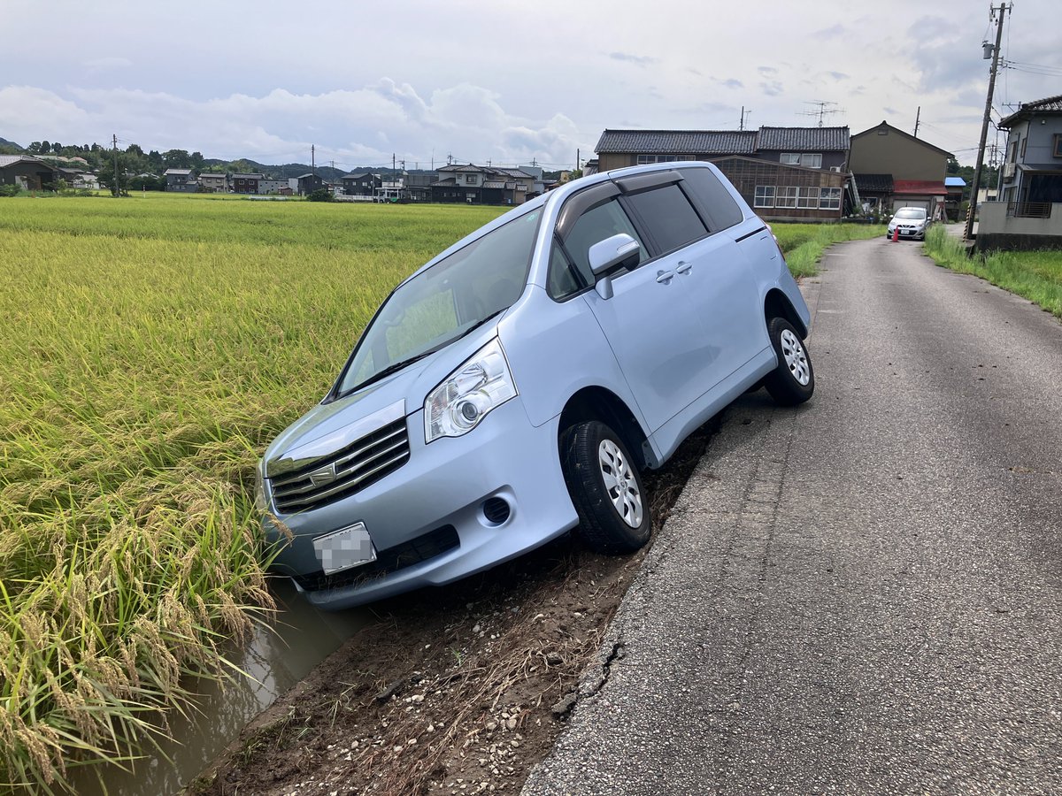 JapanCarSharing's tweet photo. 《富山・石川豪雨 調査・調整》車の浸水被害を確認、支援に向けて準備を開始

8月28日、富山県・石川県で発生した大雨を受け、被害状況と車の支援ニーズを確認するため、富山県氷見市、石川県中能登町、羽咋市で現地調査を行いました。

各市町の役所を訪問するとともに被災地域を回ったところ、いずれの地域でも浸水して動けなくなった車や、レッカーされる車などを確認しました。

自治体・社協等との意見交換や現地の状況から、「車」の支援が必要だと判断しました。

そこで、日本カーシェアリング協会では、今年１月に設置した石川支部を中心に富山県・石川県でも車の無償貸出支援「災害サポート・レンタカー」の実施に向けて準備を開始します。

まずは今ある車を活用しながら、自治体と連携し、貸出場所や運営体制、車両の確保などを進めていきます。

申込方法や貸出場所については、準備が整い次第、改めてお知らせします。

「お困りの方がいる以上、できることをやる」、そういう覚悟と想いで取り組みますが、現在私たちは熊本、千葉、栃木など各地で同時に災害支援を行っており、支援を続けるための「車」と「資金」が不足しています。

皆さまに、2つの形でのご協力をお願いします。

【① 車の寄付】

車種を問わず、被災地で活用できる車を募集しています。

また、車検切れや故障などでそのまま活用することが難しい車も、「リサイクル寄付」として活動資金に変え、被災地支援に役立てることができます。

▼車の寄付
https://t.co/slsSy0ph8I

【② 活動資金のご支援】

車を被災地へ届け、点検・整備し、貸し出しを続けるためには、運搬費や整備費、拠点運営費などが必要です。

資金があれば、車検を通したり修理したりすることで、支援に使える車を増やすこともできます。

▼クラウドファンディング
https://t.co/3autkD08MC

▼Yahoo!ネット募金（PayPayやVポイントで支援できます）
https://t.co/zApbIgew0n

一台でも多くの車を、支援を必要としている方へ届けるために。

車の寄付、活動資金へのご寄付など、それぞれの形で力を貸していただけるとうれしいです。

詳しい現地調査の様子はこちら
https://t.co/NsQuNFZ2UH

＊本調査は日本財団の助成を受けて実施しました。ご協力に感謝申し上げます。

【運搬ボランティア・登録制の拠点スタッフも登録募集中】

災害支援拠点で活動する「災害対応人材BANK」、寄付車を被災地へ運ぶ「架け橋ドライバー」も募集しています。

▼災害対応人材BANK
https://t.co/uHp7u9og4q

▼架け橋ドライバー
https://t.co/ofcWqPKjT2

#富山石川豪雨
#富山県
#石川県
#氷見市
#中能登町
#羽咋市
#災害サポートレンタカー
#車の寄付
#車の支援
#日本財団災害支援
#日本カーシェアリング協会