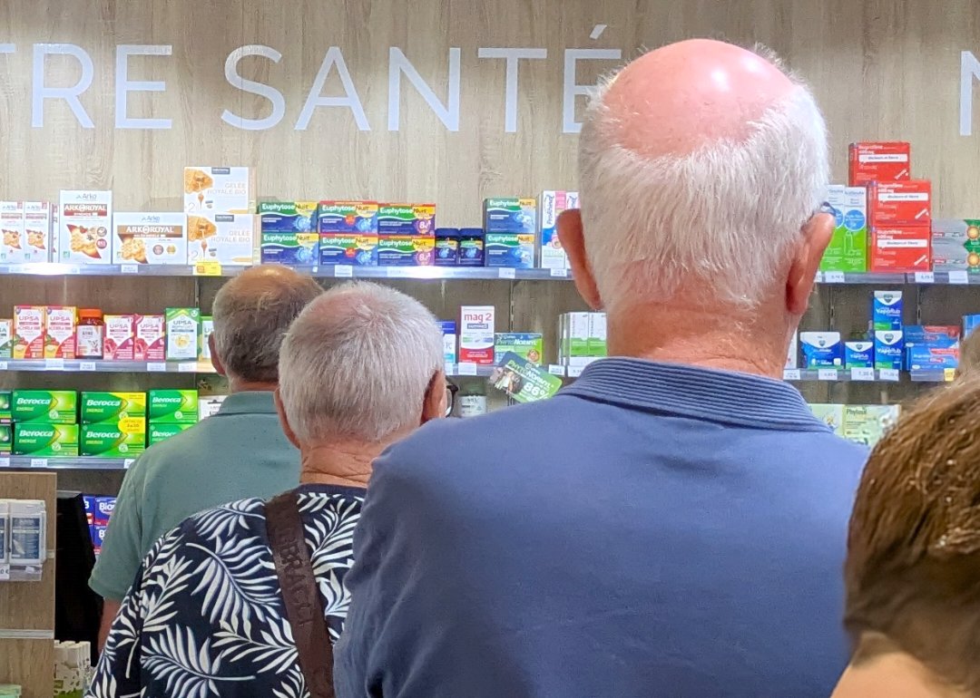 Chris_BK68's tweet photo. Samedi matin, a la pharmacie. 

Toujours les mêmes. https://t.co/9NIlctuDTy