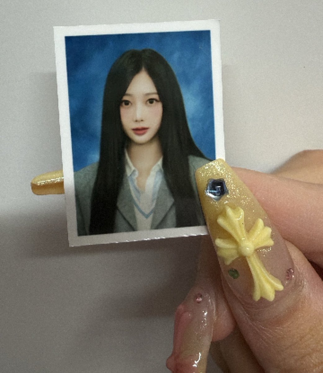 0ll4O's tweet photo. 1枚1500円するジゼルの証明写真もらったけどこう見るとジゼルってめちゃくちゃ可愛いなこの顔になりたい https://t.co/PQE3GEQ9GY