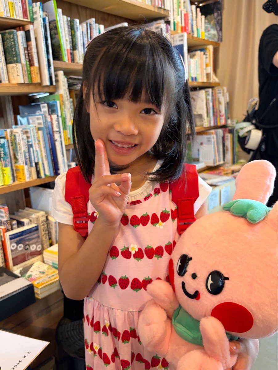 kiminosuki_tbs's tweet photo. ♥️7月期火曜ドラマ《#君の好きは無敵 》♥️
⋆ ┈┈┈┈┈┈┈┈┈┈┈┈┈┈┈┈┈┈ ⋆

ベリーちゃんのサイン会にきたよ🍓
チュってしたやつリクエストしてみた🪄➰

TVerでは第7話無料見逃し配信中！
第8話まであと3日📣
U-NEXTでは全話配信中🔗

#白石加代子 #倉田瑛茉
♥️第𝟖話𝟗月𝟏日(火)よる𝟏𝟎時放送♥️