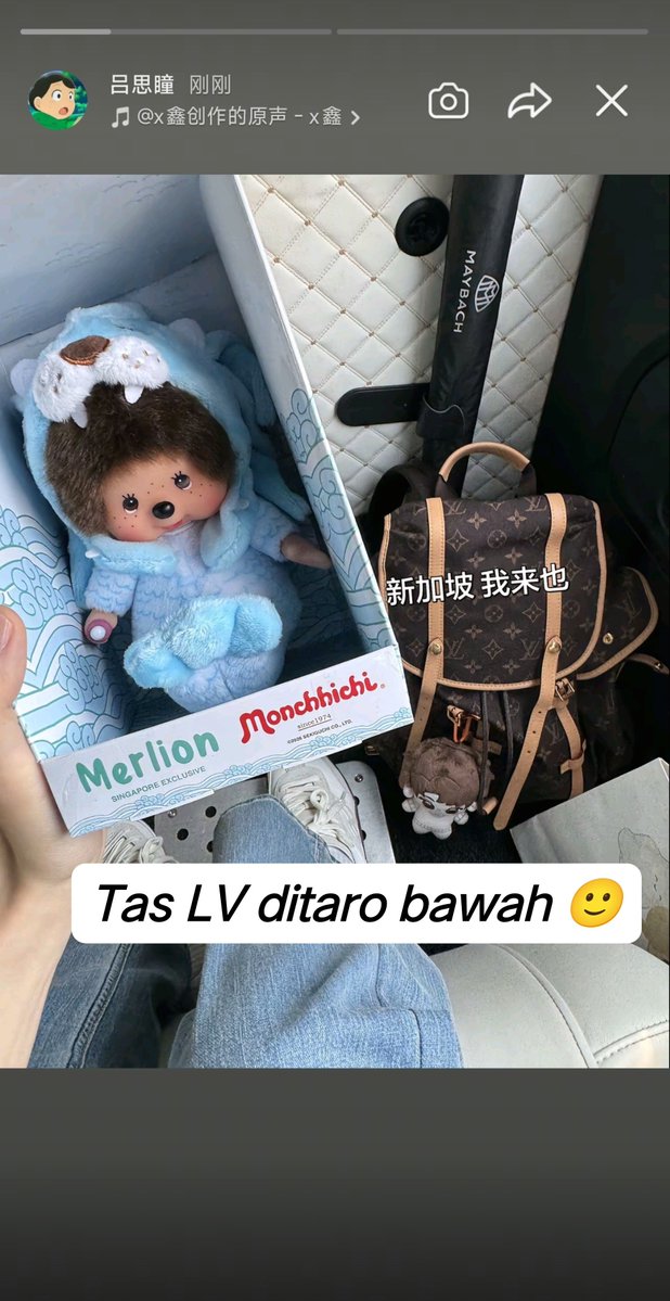 BantalKecil_'s tweet photo. Ok tenang2 calm down 
mari kita buat daftarnya 

1. Ayden unfollow hampir 300 account supaya bs jd 227 (hari ultah elio) 
2. Ayden bucin elio sampe masuk berita 
3.Ayden unfoll salah satu SF dia yg benci elio 
4. Elio nyusul ke SG cincin cp nya di pake 
5.Ayden jemput elio dan mrk sama2 pake cincin CP dan AYDEN GANTENG BGTTTTTTT 🫠
6.penyambutan elio di SG berasa jemput iring2an pengantin jd kaya jemput pasusu 
7.Elio bikin program makan siang gratis dan dia jd dutanya 
8. Aylio sepertinya bakal lama di SG apakah setelah qixi kemarin elio bnran ketemu sama camer*kita tunggu aja gebrakan nya* yg ini jgn dianggap terlalu serius yak tapi kalau bnran yah gpp 🤣
9.Elio dijemput mobil brand bledefonty (brand solonya ayden) cmiiw 🙏 
10. elio ke bandara gak bawa koper cuman bawa tas kecil doang 
11.ELIO DIBAWAIN BONEKA MONCHICHI SAMA AYDEN 
12.tambahin sendiri dah sangking byknya sampe ngeblenk sama kapal dar der dor ini 🫠

Ini aylio yg ketemu yg heboh semua litte pillows akkkkkkkk 
selamat datang di singapore elio dan aylio gak LDR lg yeahhhhh 😆 

#aylio #aydenSngLyusitong