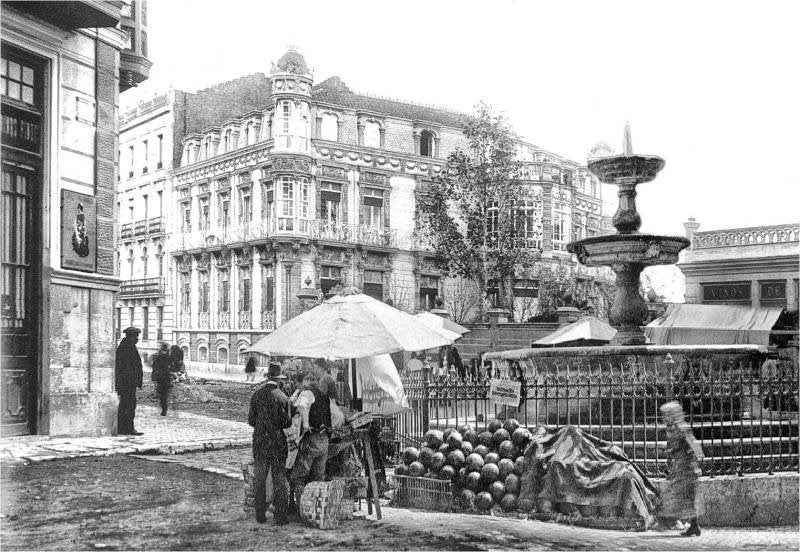 VaProyecta's tweet photo. En la parte de atrás de la Casa del Barco se encontraba otro edificio que desapareció mucho antes y del que apenas existe documentación (Foto 1).

Teatro Pradera, Frontón Fiesta Alegre, Casa del Barco…

De las zonas que más sufrieron la piqueta en Valladolid. https://t.co/Mdi3k3n5bN