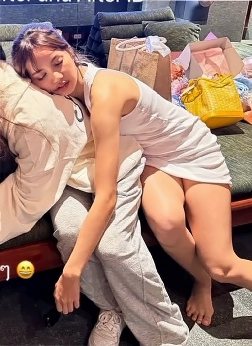 bgmi340671's tweet photo. LISA BABY YOU'VE WORKED SO HARD 😭 Look at her melting into that cushion after her schedules! She deserves all this rest and those gifts. Only my queen could make a white tank and grey sweats look breathtakingly beautiful. Rest well, my love! So proud of you! 💖

#LISA #BLACKPINK https://t.co/chetbPkRJZ