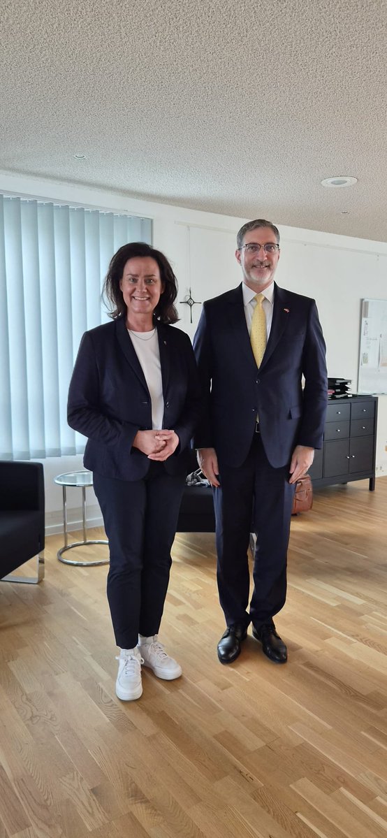 TC_MainzBK's tweet photo. 🇹🇷 Başkonsolos Mehmet Akif İnam, Rheinland-Pfalz Eyaleti Eğitim Bakanı Dr. Ute Eiling-Hütig’e nezaket ziyaretinde bulunmuştur.

🇩🇪 Die Bildungsministerin des Landes Rheinland-Pfalz, Dr. Ute Eiling-Hütig, hat Herrn Generalkonsul Mehmet Akif İnam im Rahmen eines Antrittsbesuches empfangen.