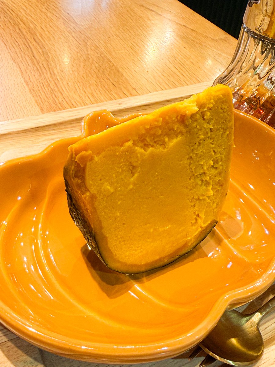 enonon122's tweet photo. ここ本当によく聞くから行ってきたらマジで「かぼちゃを最大限美味しくしました！いろんな形に！！」って感じで美味しすぎ&amp;魅力的なメニュー溢れすぎで最高だった……焼きかぼちゃプリンカボチャの皮まで丸ごと食べられてプリンも濃厚で天才の味…今日やや寒でソフト断念したけどリベンジする🔥 https://t.co/34H1BNGjLm