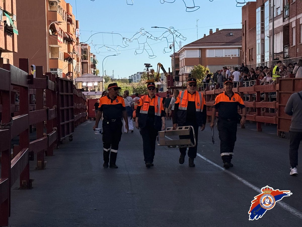 ProteSanse's tweet photo. 🐂 Sexto encierro. Y ya van seis.

Las zapatillas seguían esperando, el dispositivo también y las calles volvían a llenarse de corredores. Otro encierro vivido desde nuestra posición privilegiada… y sin correr delante de los toros. 

 #ProteSanse https://t.co/3sxPKQ5mS1
