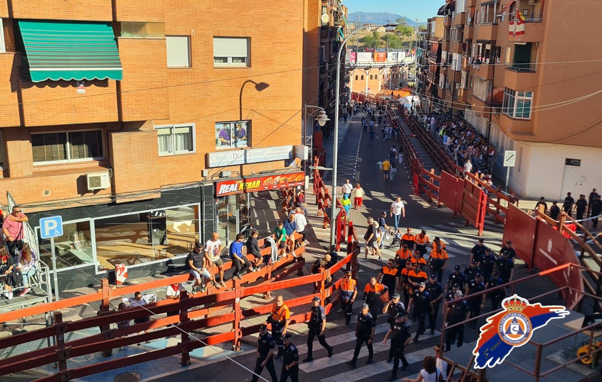 ProteSanse's tweet photo. 🐂 Sexto encierro. Y ya van seis.

Las zapatillas seguían esperando, el dispositivo también y las calles volvían a llenarse de corredores. Otro encierro vivido desde nuestra posición privilegiada… y sin correr delante de los toros. 

 #ProteSanse https://t.co/3sxPKQ5mS1